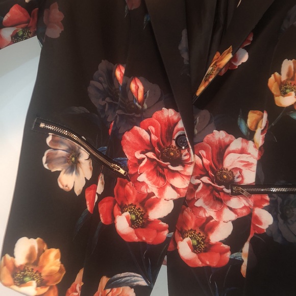 Absolutely gorgeous blazer. Size fit to L. Silk feeling - Picture 5 of 15